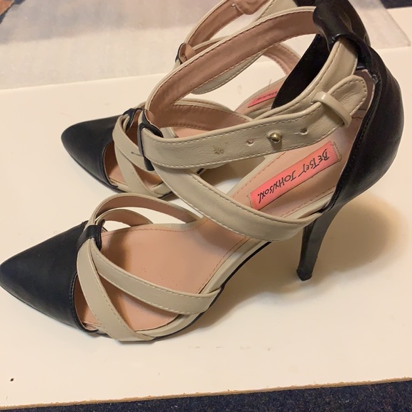 BETSEY JOHNSON COLORBLOCK HEELS BEIGE & BLACK 4” TWO TONE PINUP ROCKABILLY SZ 9 - Picture 8 of 15